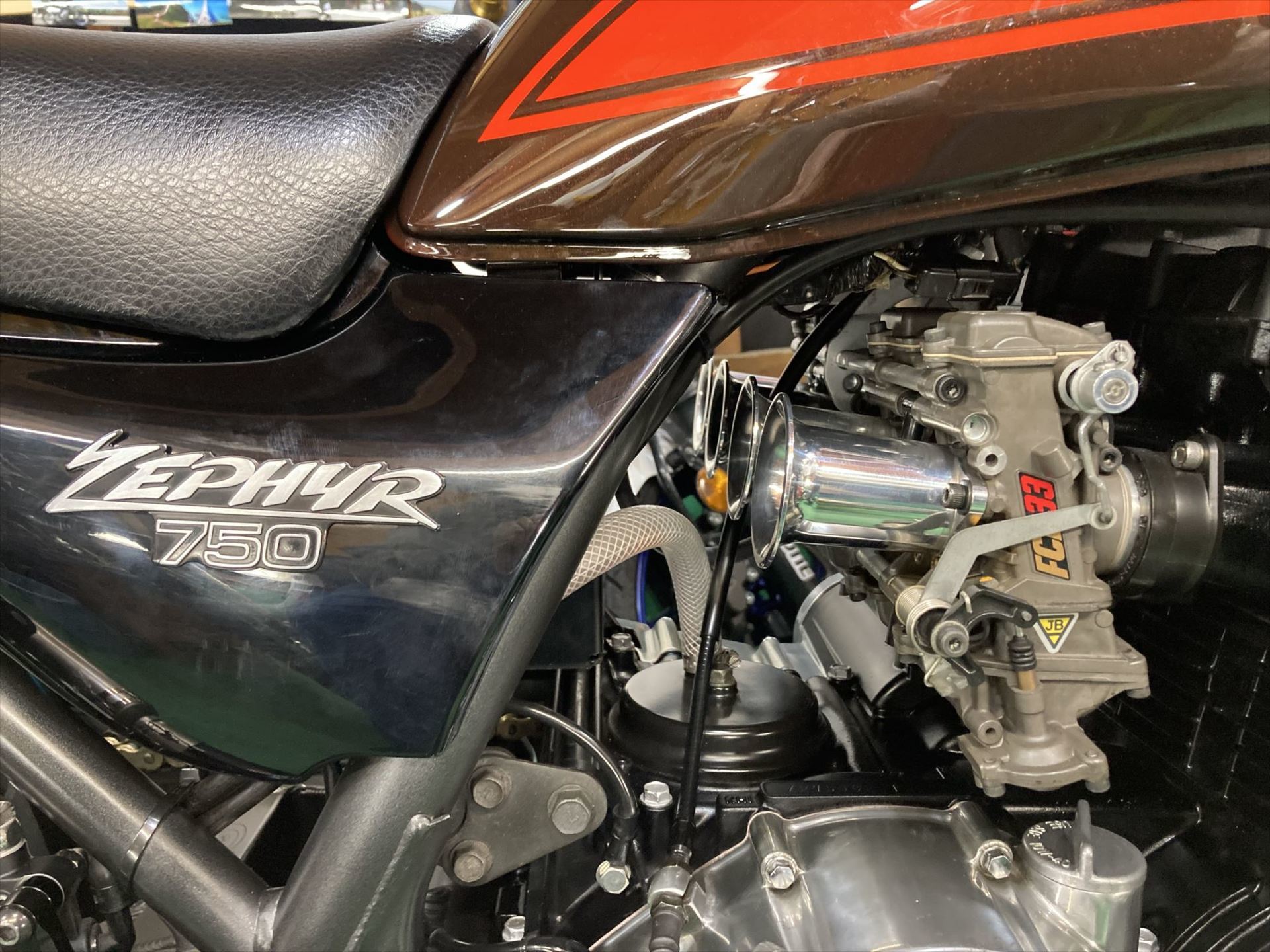 ゼファー750のサイドカバーを加工してみよう: born March